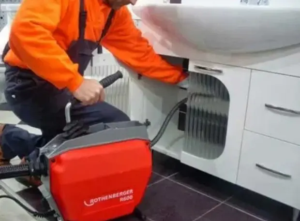 Lavabo gideri tıkanıklık açma robotu ile dolap altı tesisat müdahalesi